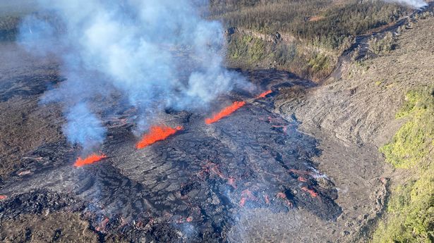 夏威夷的基拉韦厄火山再次开始喷发，并喷出奇怪的火山气体